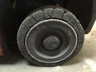 Dưới đây là một ví dụ về lốp bị mòn, bị rách và cần được thay thế.
