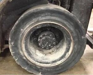 Đây là một ví dụ về lốp bị mòn và cần được thay thế.